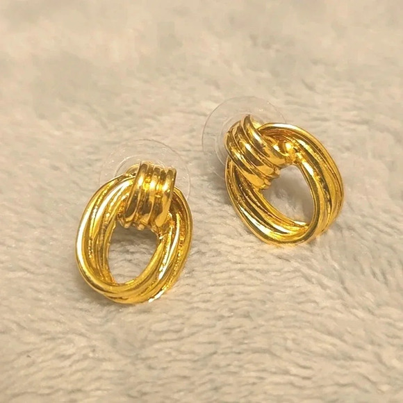 #521 VINTAGE gold tone earring - Picture 2 of 4